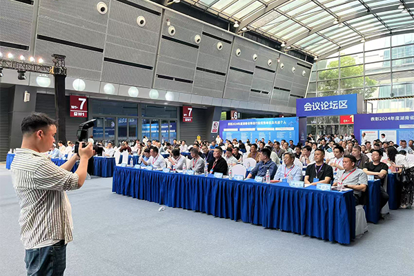 會議現(xiàn)場 /cxyq/20250411153759-FtRkXC6RuvwSjlKUV1BVYvR8woOp.jpg